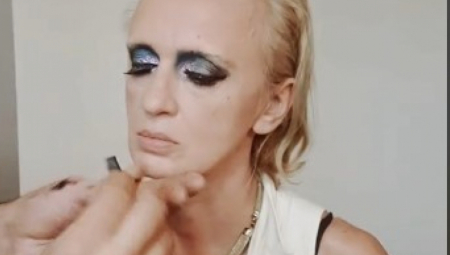 Svi u neverici koliko godina ima pevačica