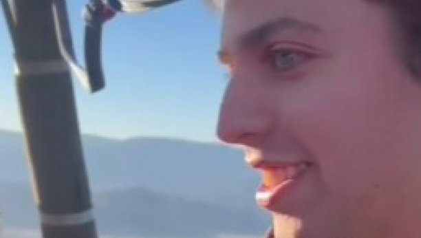 momak zaprosio devojku