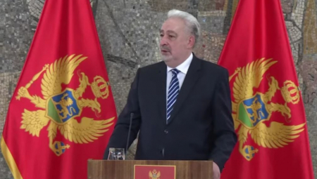 Bivši premijer Zdravko Krivokapić kazao je kako smatra da je stvarni šef aktuelne Vlade „negde izvan Crne Gore“. On je na najsramniji način napao Srpsku pravoslavnu crkvu te je kazao da mitropoliti Joanikije i Metodije nisu mogli da dopune prazninu koju je ostavio odlazak blaženopočivšeg mitropolita Amfilohija.