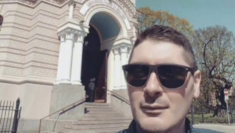 Momak pomešao zemlje