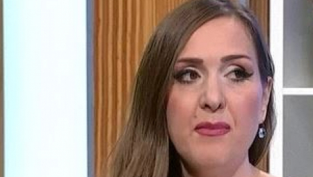 U detinjstvu je bila svedok raznih situacija, a meta je postala u svom braku kada je navodno trpela kontinuirano nasilje