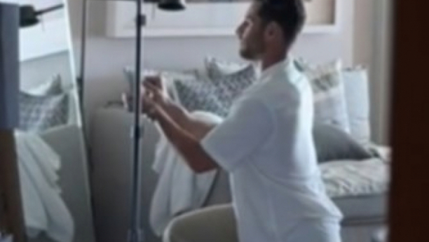 Dečko vežba prosidbu