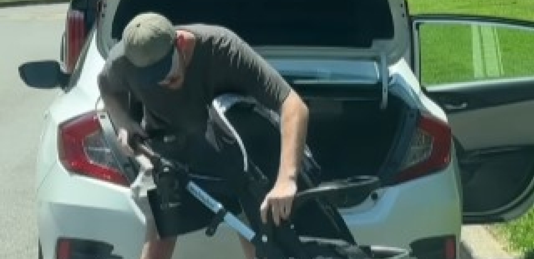 tata pokušava da sklopi kolica