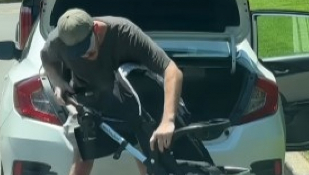 tata pokušava da sklopi kolica