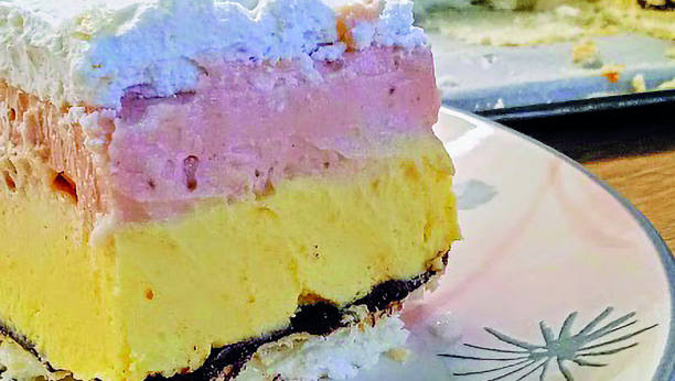 šuškavi kolač sa jagodama