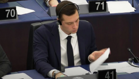 Predsednik Nacionalnog okupljanja (RN) Žordan Bardela pogođen je danas jajetom u glavu tokom potpisivanja knjiga u Tarn i Garoni, na jugozapadu Francuske, saopštila je žandarmerija