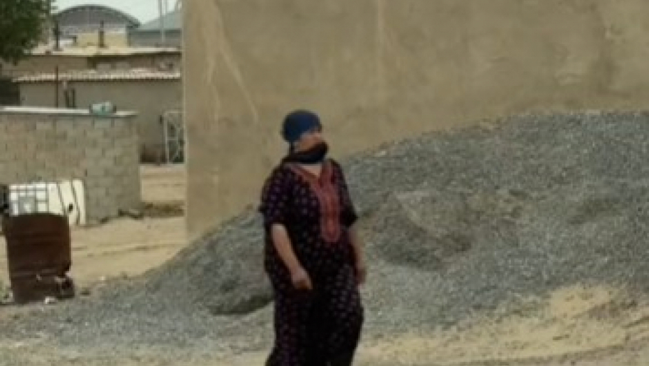 žena drži maramu u ustima