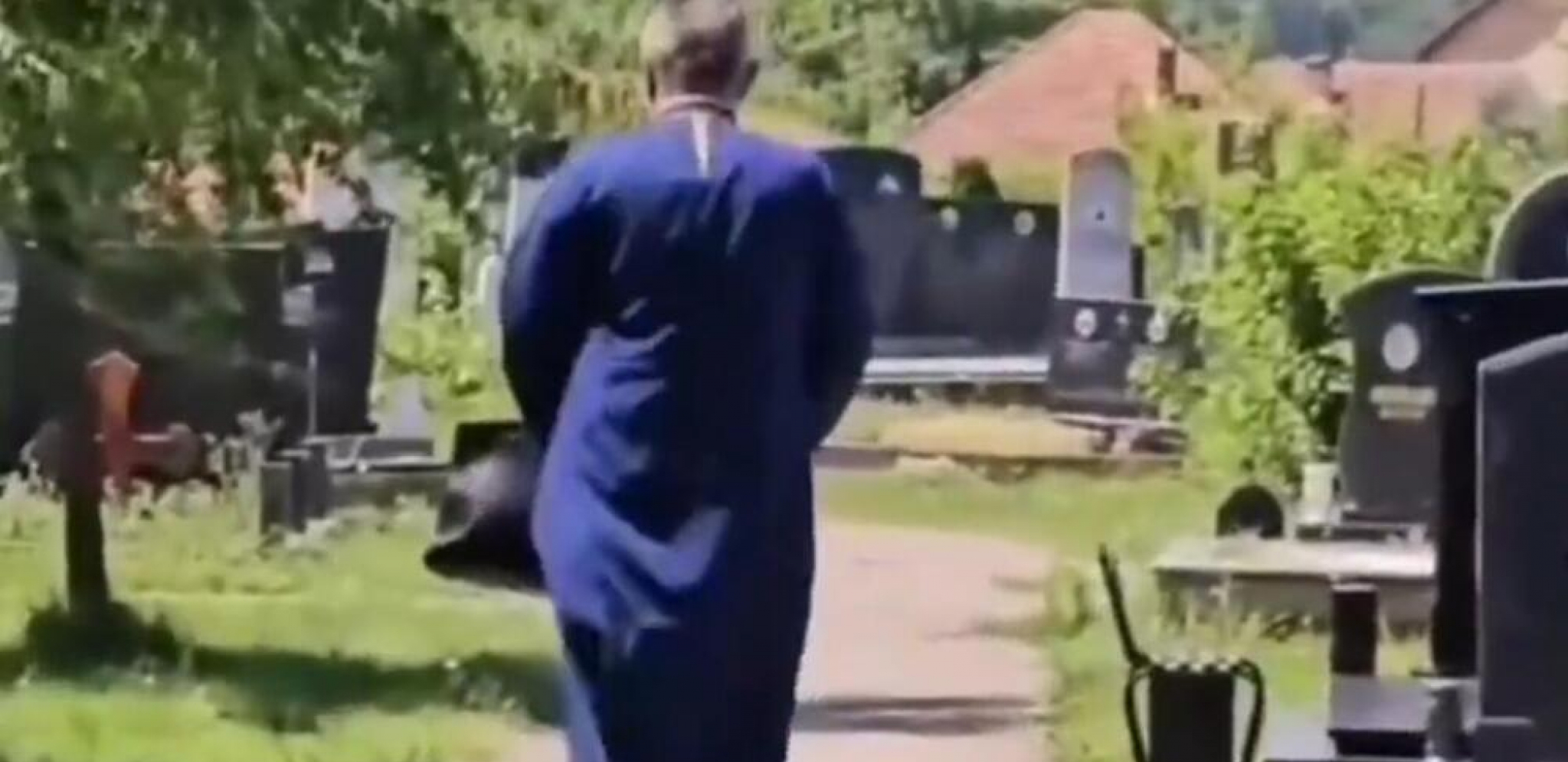 Sveštenik na trotinetu