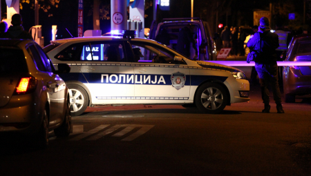 Prava drama odigrala se  tokom predhodne noći na Beogradu na vodi u blizini zgrade "Metropolitan", kada su stanari ovog naselja prijavili da je navodno došlo do pucnjave. Muškarac naoružan sa dve puške je uhapšen, a policija je blokirala celo naselje.