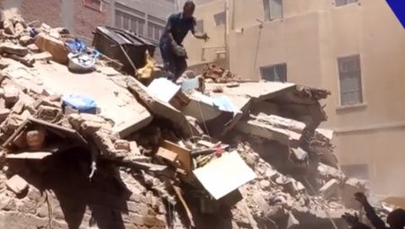 Očevici su potvrdili da su stanovnici i volonteri prvi reagovali pre dolaska spasilačkih timova i pomogli da se iz ruševina izvuče jedno dete