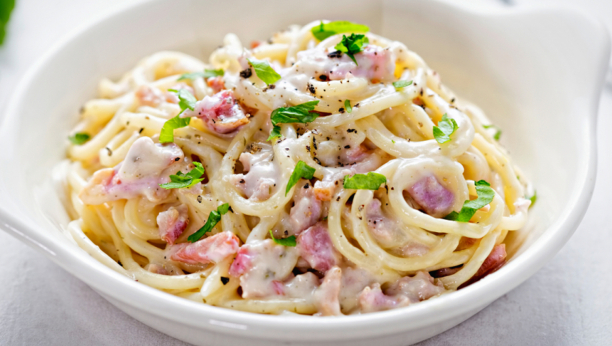 špagete sa šunkom i sirom