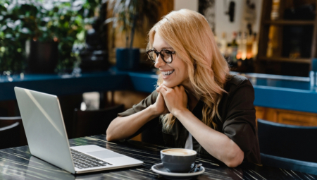 U poslednjih 12 godina, u Srbiju se vratilo više od 150.000 žena iz dijaspore. Nisu se vratile jer su morale, već jer su želele da žive sporije, autentičnije i da rade za sebe. Da budu bliže porodici, prirodi, zajednici i ideji da uspeh ne mora da postoji samo „tamo negde“.