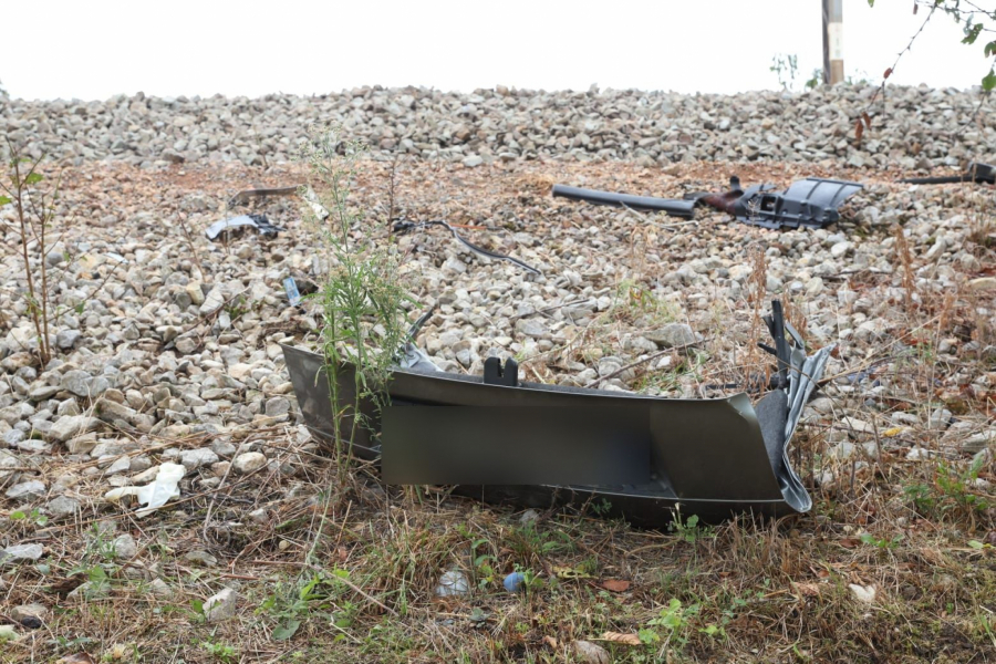 Delovi automobila rasuti po pruzi