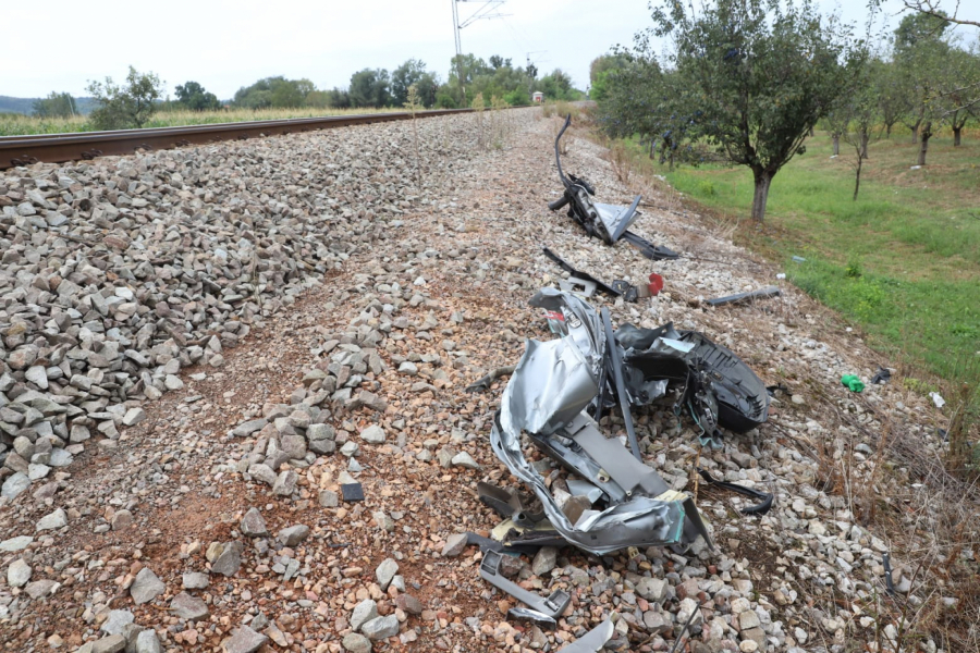 Delovi automobila rasuti po pruzi