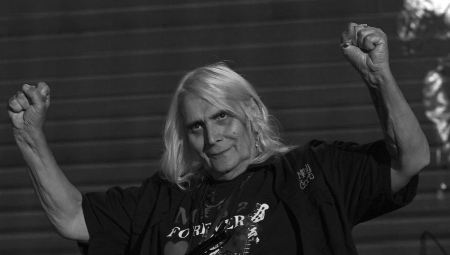 U tišini i poštovanju zapalio je voštanicu za prijatelja i prisetio se njihovih susreta