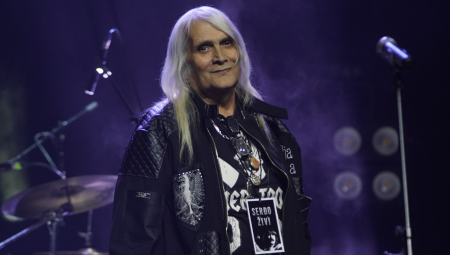 Autor spornog teksta nije štedeo na uvredama upućenim frontmenu benda "Riblja čorba"