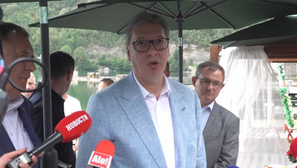 Razgovor sa ribolovcima, predsednik Vučić na ručku u Malom Zvorniku