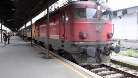 Mladić (15) iz sela Bresnica bacio se pod voz kod mesta Topolac, potvrđeno je u Osnovnom javnom tužilaštvu u Vranju.