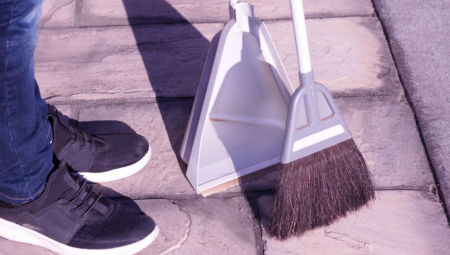 Ako posle čišćenja poda i dalje ostaju sitne prašine, mrvice ili dlake kućnih ljubimaca, postoji jednostavan i efikasan trik koji postaje sve popularniji: omotavanje donjeg dela metle aluminijumskom folijom