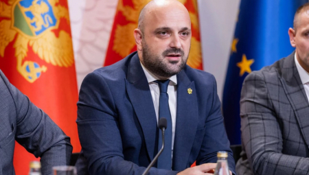 Ministar pravde Bojan Božović uputio je juče molbu da Španija izruči Crnoj Gori uhapšenog suspendovanog izvršitelja Vladimira Vujotića (41), navodnog člana kriminalnog klana odbeglog kavčanina Nikole Vujotića (42).