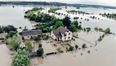 Dve osobe poginule su u bujičnim poplavama u Plejnfildu, u Nju Džerziju, a oko 40 osoba je spaseno, saopštile su lokalne vlasti.