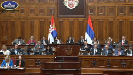 Skupština Srbije usvojila je širok paket zakona iz oblasti energetike, poreza, akciza, ekologije i podrške mladima. Novi propisi donose veću sigurnost snabdevanja, uređuju tržište nafte i gasa, uvode poreze na emisije i uvoz CO₂-intenzivnih proizvoda, podižu akcize i produžavaju državnu pomoć za kupovinu prvog stana.