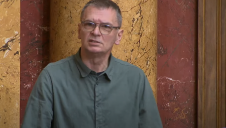 Pojavljuju se neki likovi za koje vidite da mešetare. Nisu ni oni bogomdani da znaju kako se ruši diktator, niti je iko bogomdan za poslanika, naveo je on