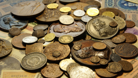 U feng šuiju, drevnoj kineskoj praksi uređenja prostora, kovanice imaju ključnu ulogu u privlačenju bogatstva, finansijskog uspeha i prosperiteta