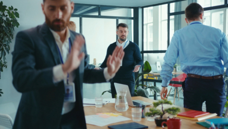 Kada mu je skrenuo pažnju na kašnjenje, dobio je odgovor koji je "prelio čašu"