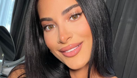 Fotografisala se držeći tortu, a u čaši kojom su presekli tortu bio je rozi fil, što znači da Ina očekuje ćerkicu