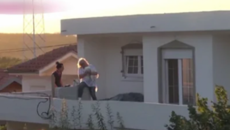 Sve je počelo kada su se danima ispred pevačicine kuće navodno pojavljivala dva nepoznata mladića