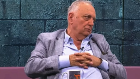 Dušan Teodorović, ideolog blokada, traži da Srbija prizna Kosovo, uvede sankcije Rusiji, uđe u NATO i odbaci srpski identitet. Njegovi zahtevi razotkrivaju pravu agendu protesta.