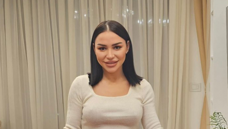 Pevačica je pozirala ispred ogledala, a mnogi su je pohvalili zbog toga što je bila bez šminke