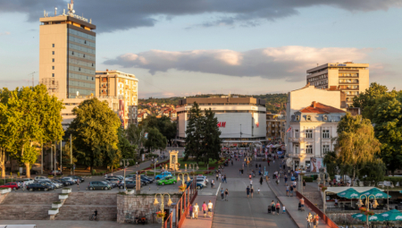 Prijem zahteva za legalizaciju neupisanih objekata u Nišu obavlja se na 24 lokacije - u Gradskoj upravi, u pet gradskih opština i u poštama, a građani bi, prema rečima šefa Odeljenja za ozakonjenje u Upravi za planiranje izgradnje Gorana Zdravkovića, trebalo da ponesu ličnu kartu i dokument o parceli