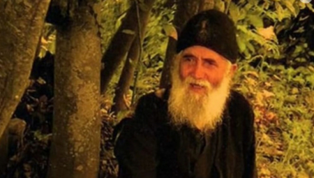 Naglašava da se na taj način pokazuje beda i neverje