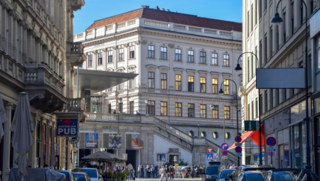 Austrijski zvaničnici se utrkuju u deklaracijama o demokratiji i mešnju u unutrašnja pitanja drugih suverenih država, a za to vreme domaća ekonomija, im klizi ka zoni sistemske nestabilnosti.