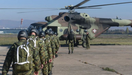 Pripadnik 63. padobranske brigade Vojske Srbije desetar Luka Stojanović poginuo je danas prilikom realizacije redovnih trenažnih skokova na vojnom aerodromu „Narednik-pilot Mihajlo Petrović“ u Nišu, saopštilo je Ministarstvo odbrane.