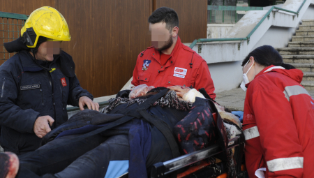 Služba Hitne pomoći imala je tokom noći u Beogradu 143 intervencije, od čega 29 na javnom mestu, a troje dece je primljeno u Univerzitetsku dečju kliniku u Tiršovoj posle požara u Zemunu i u svesnom su stanju.