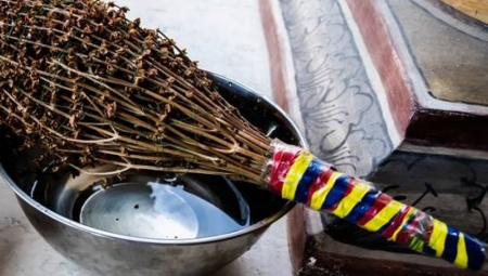 Otac Predrag objašnjava da se Bogojavljenska vodica može pokvariti, ali ne onako kako bi se pokvarila obična voda