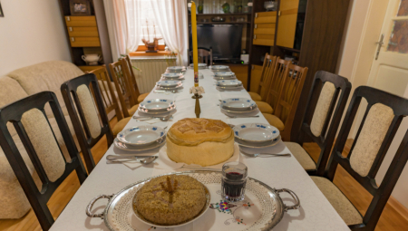 Počela je slavska sezona u Srbiji, a domaćini širom zemlje trude se da sve bude savršeno — od trpeze do gostiju.