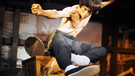 Od prvog dana njegovoj smrti su pripisivane mračne teorije: da su ga likvidirali kineski mafijaši, da ga je otrovala ljubomorna ljubavnica, pa čak i da je bio žrtva porodičnog prokletstva