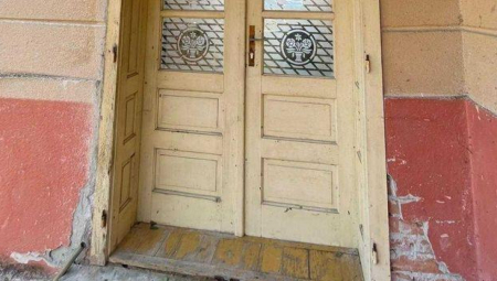 IMAŠ LI OSEĆAJ DA TE NOVAC STALNO ZAOBILAZI? Pogledaj šta ti stoji na pragu doma