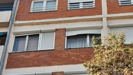 Beograđanka M. A. (37) uhapšena je zbog sumnje da je tukla do smrti Zoricu A. (62) u stanu u kojem su živele. Od siline udaraca ženi su čak otpali delovi kože i kose, a pronađena je krvava letva na licu mesta