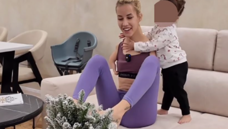 Dejana nogama pažljivo uzima četkicu, bira boje i boji svako jaje s posebnom pažnjom. Lara bira stikere, lepi nalepnice