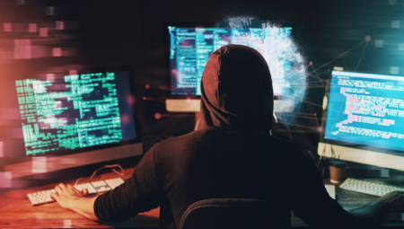 Prevarant nagovorio jednu ženu da instalira dve alikacije na mobilnom teleefonu, a zatim joj skinuo više od 60.000 evra