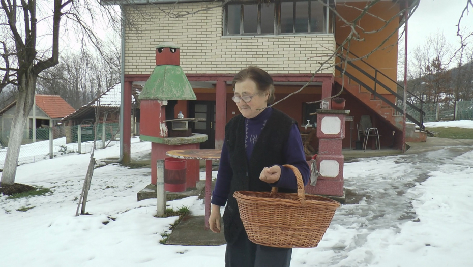 Predrag Simić sa bakom pravi vodnjiku