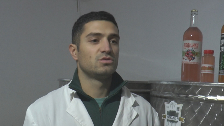 Predrag Simić sa bakom pravi vodnjiku