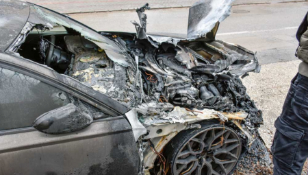 V Sremski Mitrovici v požaru uničenih pet vozil, policija preiskuje vzrok