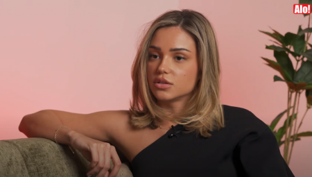 Na svom Instagram storiju pevačica je objavila fotografiju na kojoj pozira bez trunke šminke