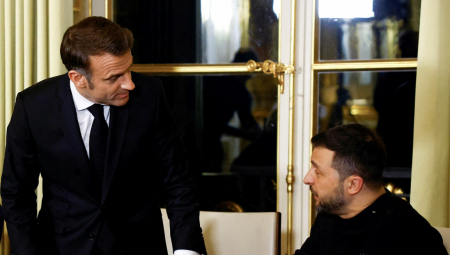 Francuski predsednik Emanuel Makron primiće večeras svog ukrajinskog kolegu Volodimira Zelenskog, uoči samita zemalja spremnih da pomognu u obezbeđivanju mogućeg mirovnog sporazuma između Ukrajine i Rusije.